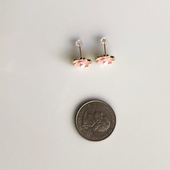3/$15 NEW Flower Faux Pearl Studs - Picture 3 of 6